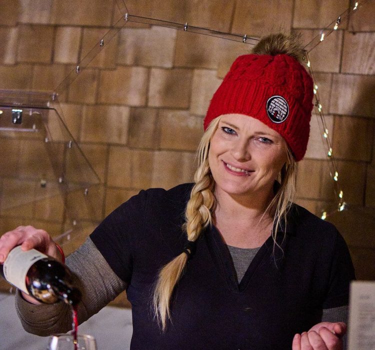 woemn with hat pouring wine