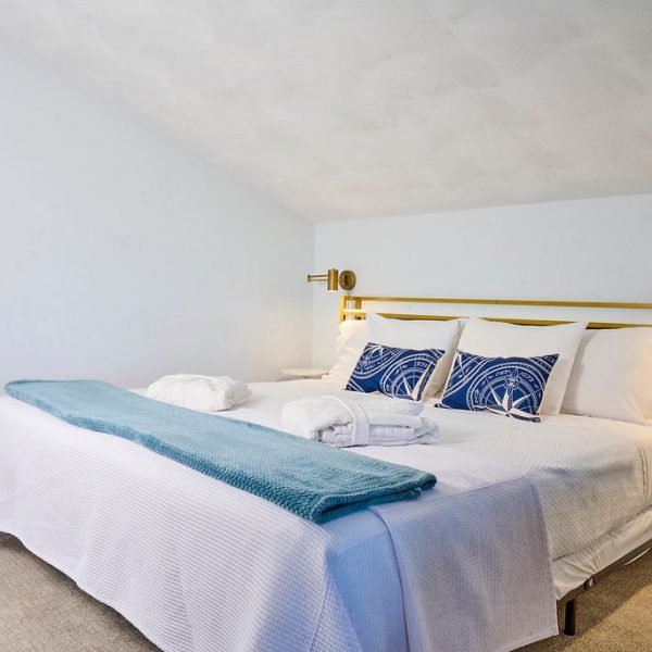 King bed hotel room