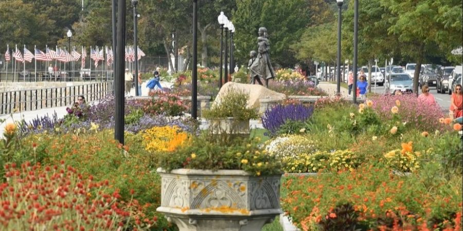 Boulevard Gloucester gardens and statues